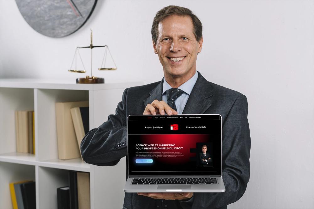 Homme avec un ordinateur portable qvec le site web I3