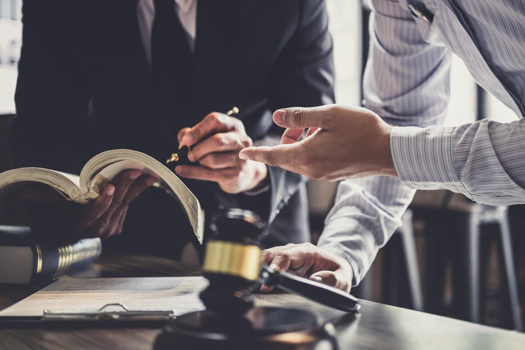 Marteau de justice symbolisant les services juridiques