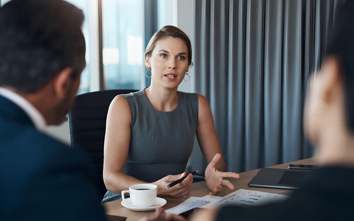 Femme professionnel faisant une présentation a ses collègues