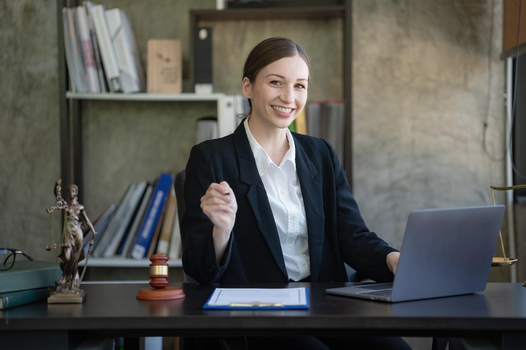 Professionnel souriant utilisant un ordinateur