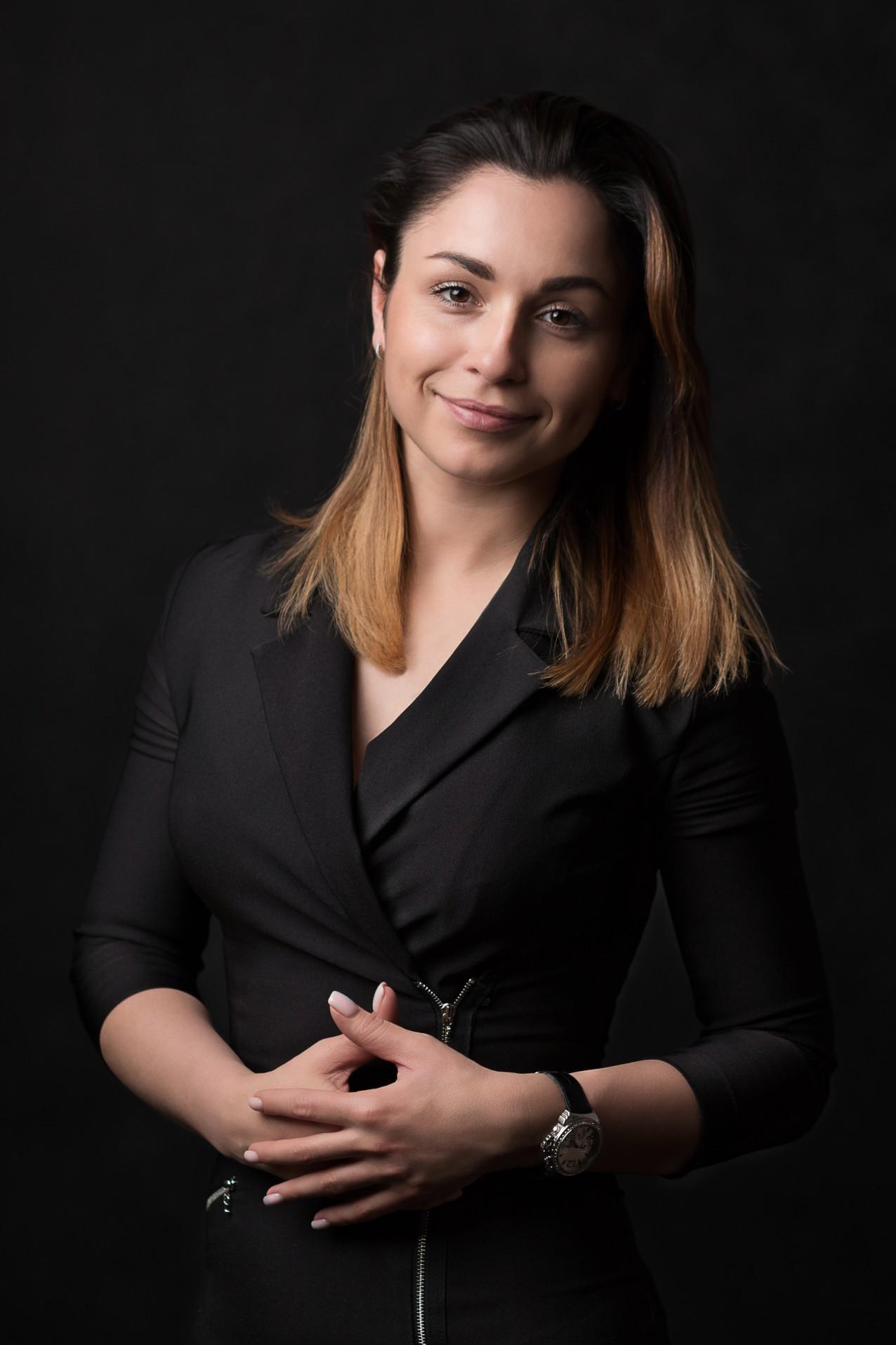 Professionnelle travaillant sur des stratégies marketing juridique