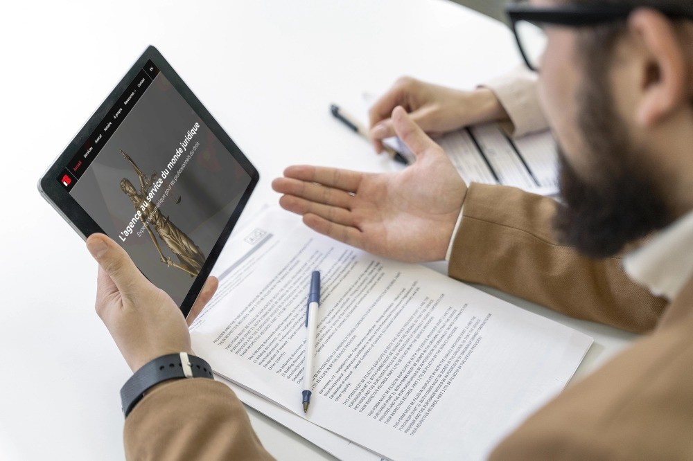 iPad affichant des solutions marketing juridiques